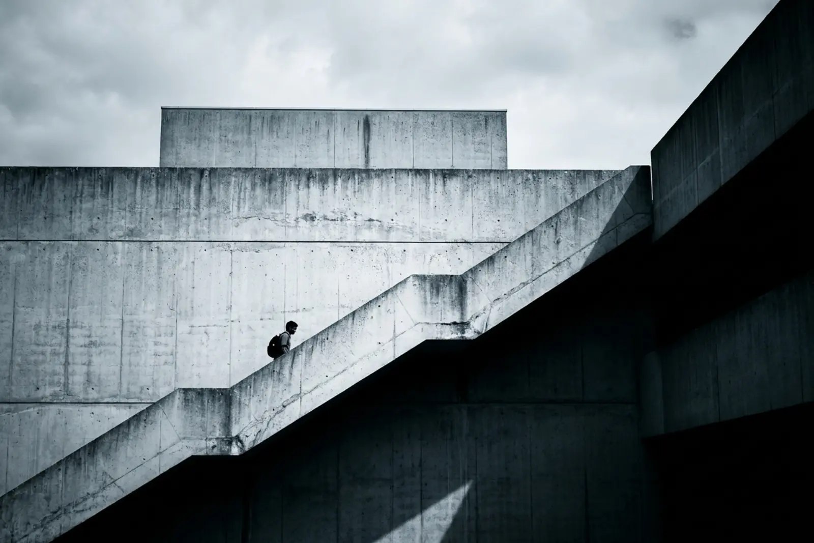 Przykładowy kadr portfolio — geometria schodów; zastąp go własnym